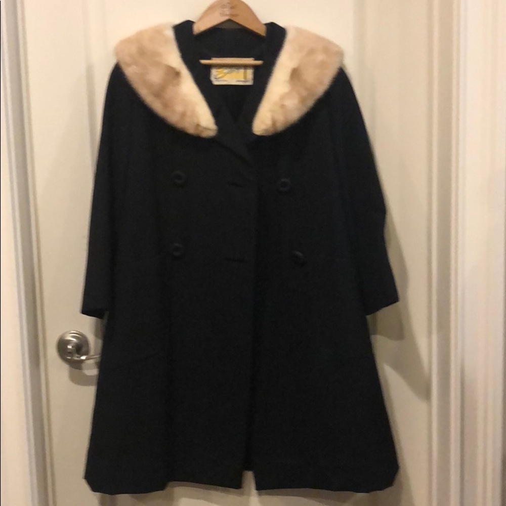 Vintage ladies black winter coat with mink collar